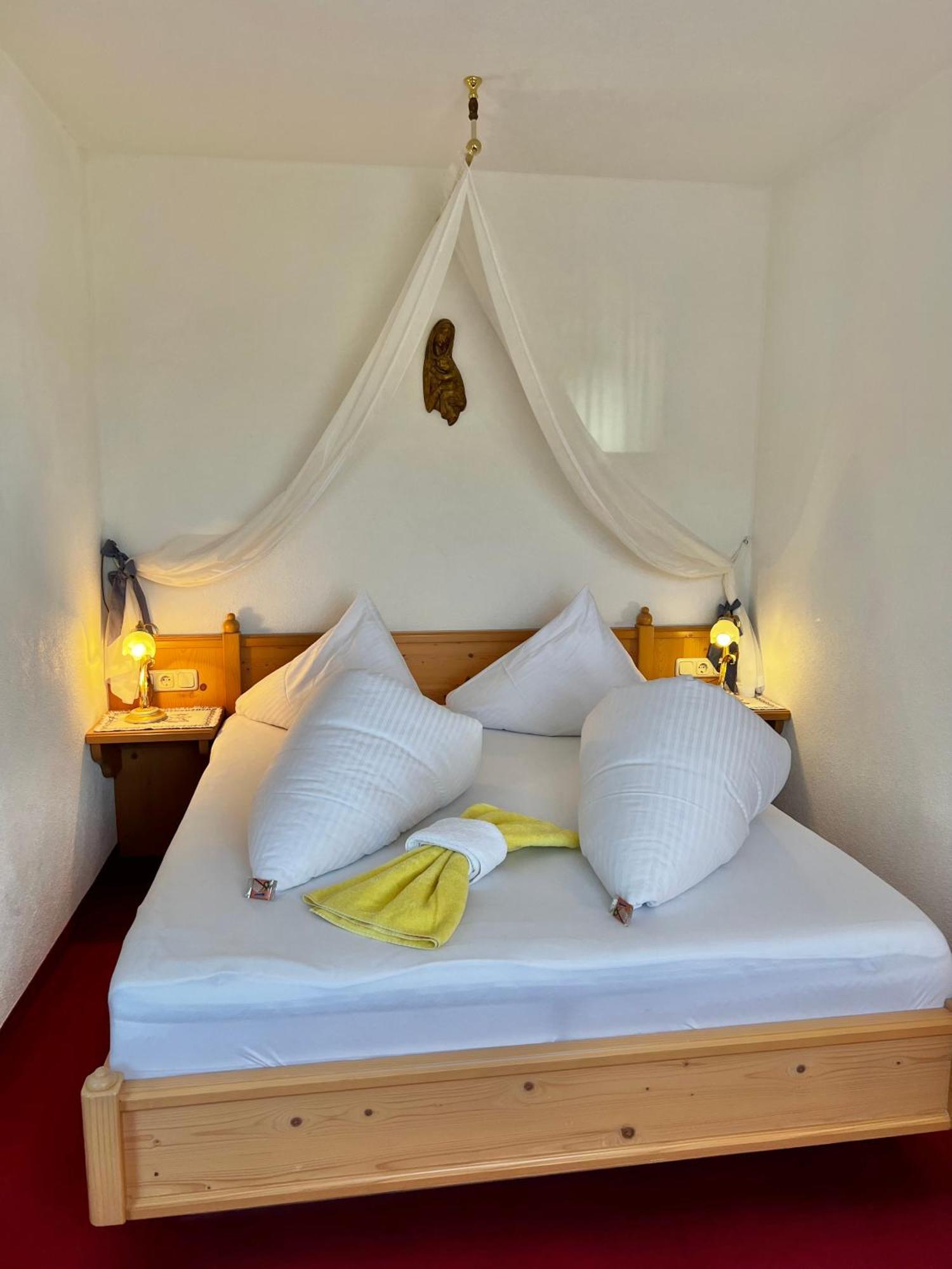 Gasthof Enzian Tannheim Room photo